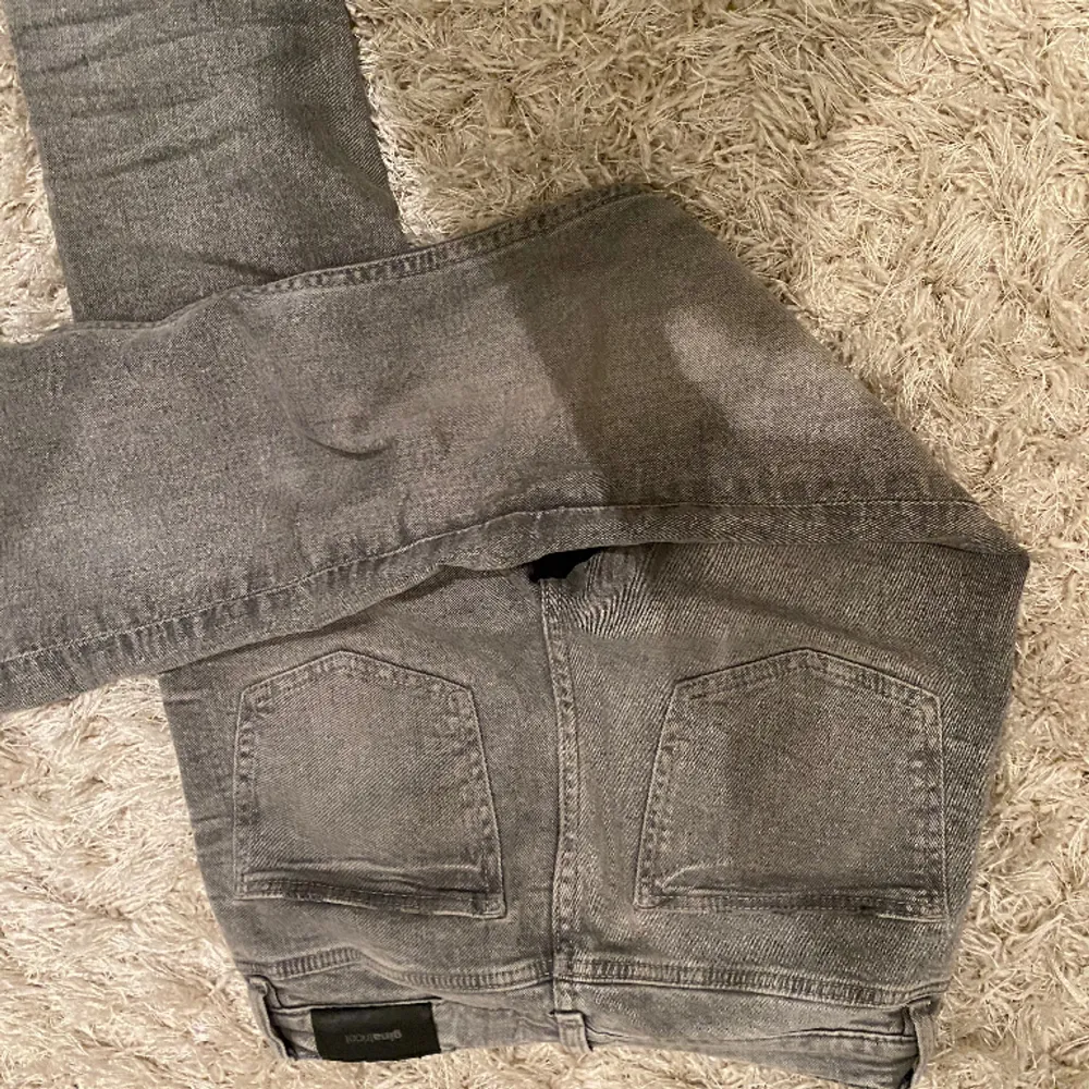 Lågmidjade snygga jeans från Gina tricot! Snygga i bra skick! Kom privat för frågor eller fler bilder!❤️. Jeans & Byxor.