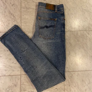 Nudie jeans ”Lean Dean” - Rikgit feta nudie jeans i modellen Lean Dean, jeansen är i perfekt skick. Bara skriva vid funderingar.