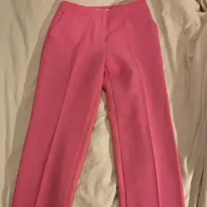 Rosa kostymbyxor från NAKD i storlek 38. Bara använda en gång så de är i bra skick. Det är ganska långa! Går ner till marken på mig som är 175! Det är bara att ställa frågor om ni har några. 
