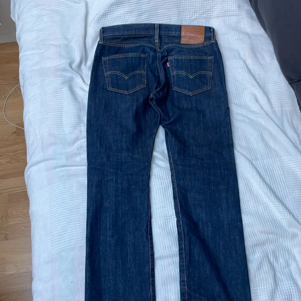 Säljer Levis 501 jeans för att jag bytt stil helt. Strl 30 x 30 och använda ett fåtal gånger. Köpta på abiti i göteborg för ca 700 kr. Säljer för ca 200 Kreml priset är inte hugget i sten så hör av dig vid frågor. Jeans & Byxor.