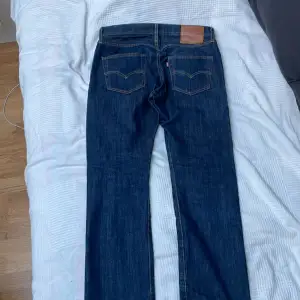 Säljer Levis 501 jeans för att jag bytt stil helt. Strl 30 x 30 och använda ett fåtal gånger. Köpta på abiti i göteborg för ca 700 kr. Säljer för ca 200 Kreml priset är inte hugget i sten så hör av dig vid frågor
