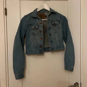 Jeansjacka  - Säljs pågrund av att den är för liten för mig, använd ca 2 gånger 
