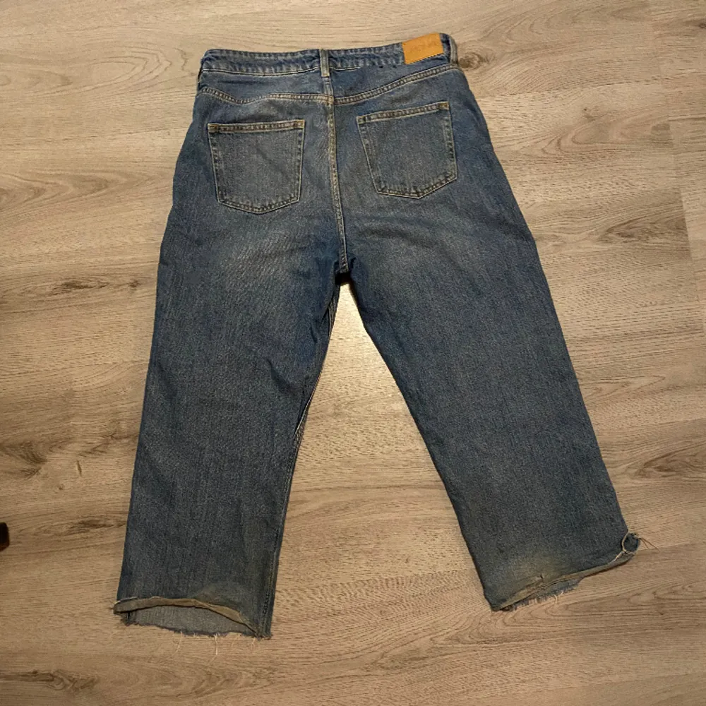 Säljer dessa jeans från monki. Använda och även klippta på änderna. De är baggy. Midjan-45cm,  Innerben- 62cm Skriv gärna för fler bilder!!. Jeans & Byxor.