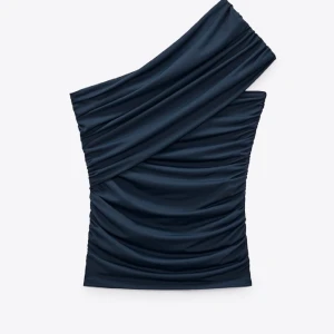 Zara topp - Säljer denna slutsålda asymmetriska topp från zara! Jätte fin men har inte kommit till använding. Den är helt ny med prislapp kvar💓💓 (den är lite för liten på tjejen på 3:de bilden dock) tar gärna emot prisförslag!