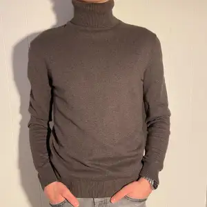 Säljer en otrolig tröja med hög krage från Jack and Jones | Sällan använd så utmärkt skick | Storleken är Medium | Nypris ligger på 499 kr | Vid frågor eller funderingar är det bara att höra av sig !😁