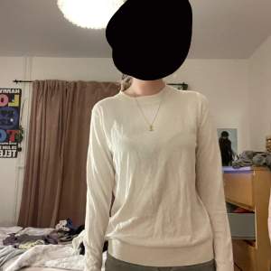 Fin tröja som jag köpte här på plick men kommer ej till användning :( 