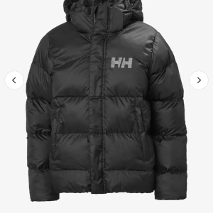 Helly Hansen jacka - Köpt för två år sedan och säljer pågrund av att jag har ny vinter jacka. Den är varm och i bra skick. Kom privat för flera bilder💕pris kan diskuteras💕