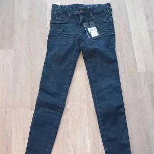 Slim jeans nya mörkblå diesel - Helt nya diesel slim jeans med lapp. Lite stora i storleken jag skulle kalla den 164-170. Det är inte samma som de på annonsen innan eftersom att man kan se på produkt nummret att det är olika. Köpta för 1199. Pris kan diskuteras.