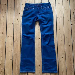 Blå lågmidjade bootcut jeans från Bondelid, så söta detaljer och sitter snyggt. Midjemått  42cm innerbenslängd 83cm