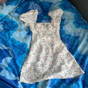 Sommar klänning HM - Storlek : XS  Märke: HM Skick: Använd 1 gång. Såååå gullig klänning och verkligen så fin att ha på sommaren! 