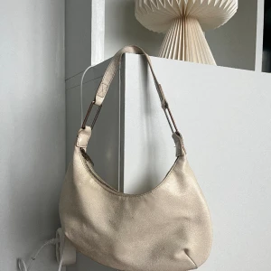 Vi väska - Vit väska ifrån Mango.