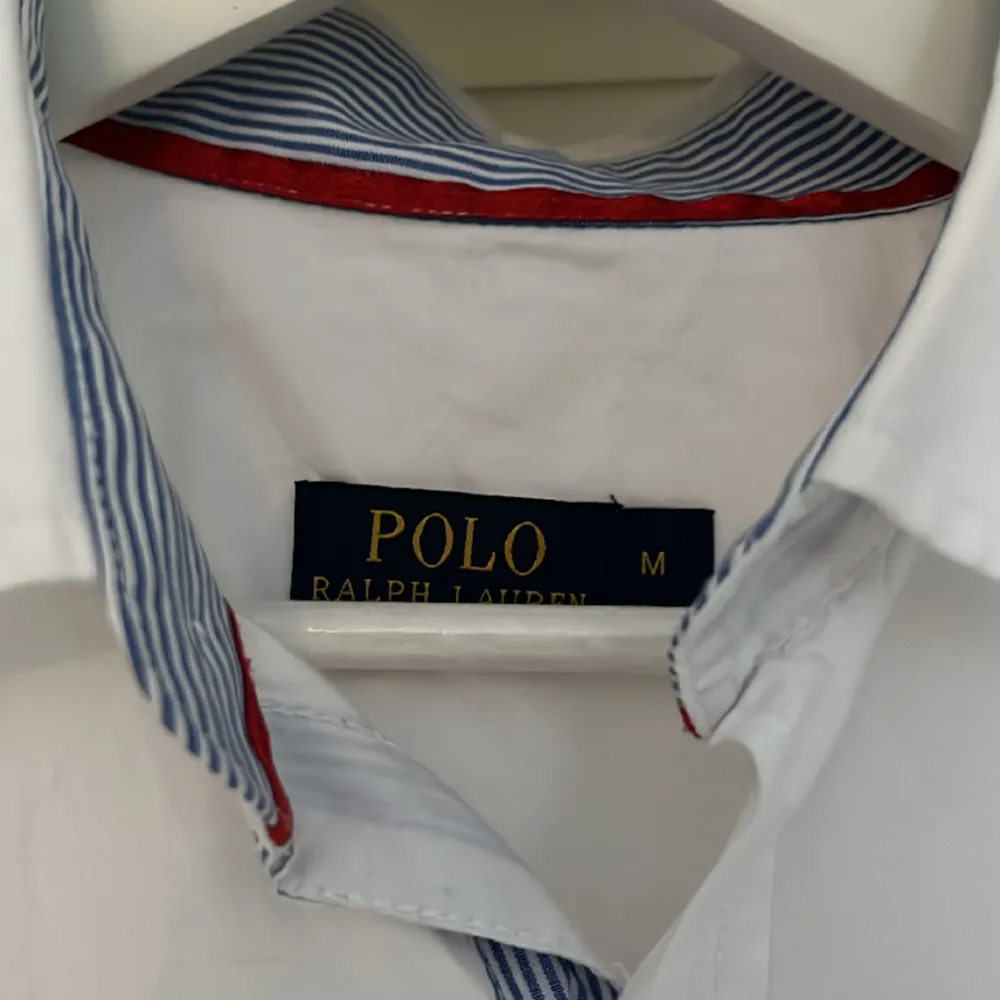 Säljer en fin Ralph lauren skjorta i bra skick. Storlek medium  . Kostymer.