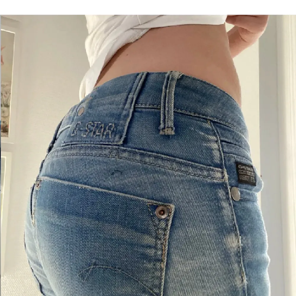 Fina lågmidjade jeans som är köpta här på plick!🤗lånade bilder. Jeans & Byxor.