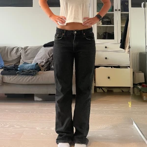ZARA Midwaist Jeans 38 Svarta - midwaist jeans från Zara i storlek 38, nypris är typ 450kr. Passar S-M. På mig sitter de lowwaist/midwaist då jag brukar ha de lite längre ned men man kan ha de så som man vill. De är jättesköna och så snygga. Jag har använt de mycket, finns tecken
