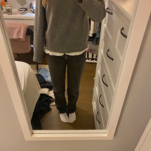 Zara jeans - Säljer mina svarta jeans ifrån zara!! Mycket bra skick, skriv för fler bilder💓💓