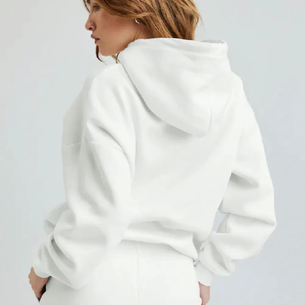 säljer denna vita bikbok hoodien som är i super bra skick och inte alls nopprig.❤️. Hoodies.