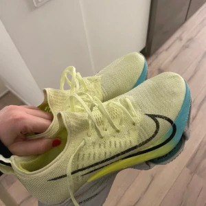 Nike löparskor - Säljer mina ”Nike air zoom Tempo Next” slutsålda överallt.  Säljer pågrund av att dom inte kommer till användning längre då jag springer längre distanser. Endast använda fåtal gånger. Inköpspris 2250kr