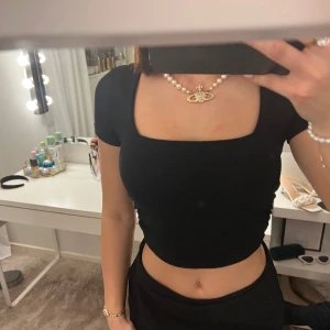 Söt topp med fin urringning från Zara - Nästan aldrig använd, inga defekter, kommer ej till användning! 