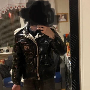 Moncler Branson Puffer Jacka - Säljer en riktigt snygg och unik monclerjacka i bra skick som är perfekt nu till våren.   Den är i stl 2, kvitto medföljer.  Jackan har inga defekter, är riktigt varm och skön att ha på sig. Priset går att diskutera vid snabb affär. Grisch och snygg😌