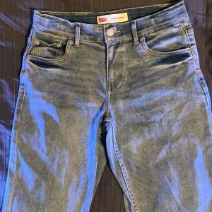 Sköna ljusblåa Levis Jeans i storlek 164cm. Perfekt passform med skön bekvämlighet.😄  Köptes för 700kr och säljer därför de för 299kr.💲🤝