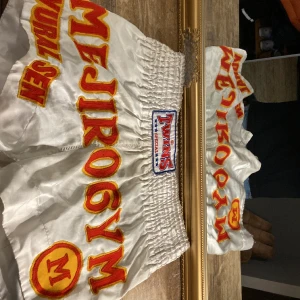 Twins träningsshorts  - Plagget är nytt men använt några gånger så små skavanker finns, perfekt för dig som kör kampsport💪