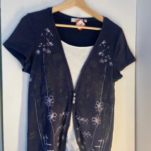 T-shirt  - Unik snygg T-shirt köpt second hand. Aldrig använd, prislapp finns kvar. 