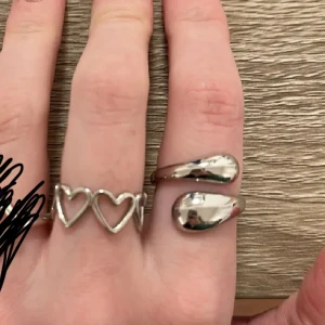 1 söt ring - 1 super söt ring som är justerbara så passar alla, 70kr! Endast den med hjärtan kvar!!!