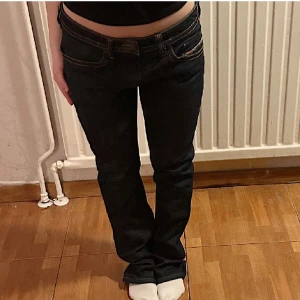 Bootcutjeans  - Säljer mina bootcutjeans från Diesel. Skulle säga att de är mittemellan lowrise och midrise💞(lånade bilder) Midjemått: ca 40cm Innerbenslängd: ca 73cm