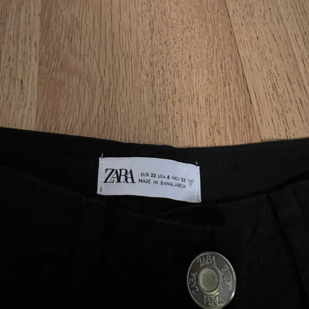 Byxor från Zara som inte kommer till användning. Byxorna är aldrig använda.  Storlek 32  Skriv privat för fler tydligare bilder!. Jeans & Byxor.