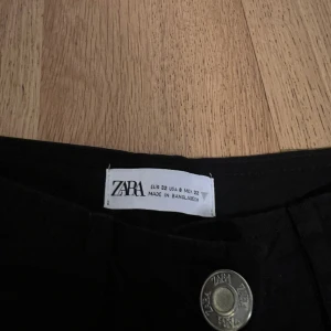 Zara byxor  - Byxor från Zara som inte kommer till användning. Byxorna är aldrig använda.  Storlek 32  Skriv privat för fler tydligare bilder!