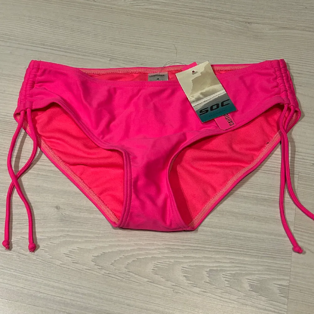 jag säljer ett par rosa bikini trosor i storlek 36. De är helt nya, prislapp och skydd sitter kvar!. Övrigt.