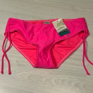 jag säljer ett par rosa bikini trosor i storlek 36. De är helt nya, prislapp och skydd sitter kvar!