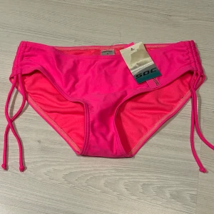 bikini  - jag säljer ett par rosa bikini trosor i storlek 36. De är helt nya, prislapp och skydd sitter kvar!