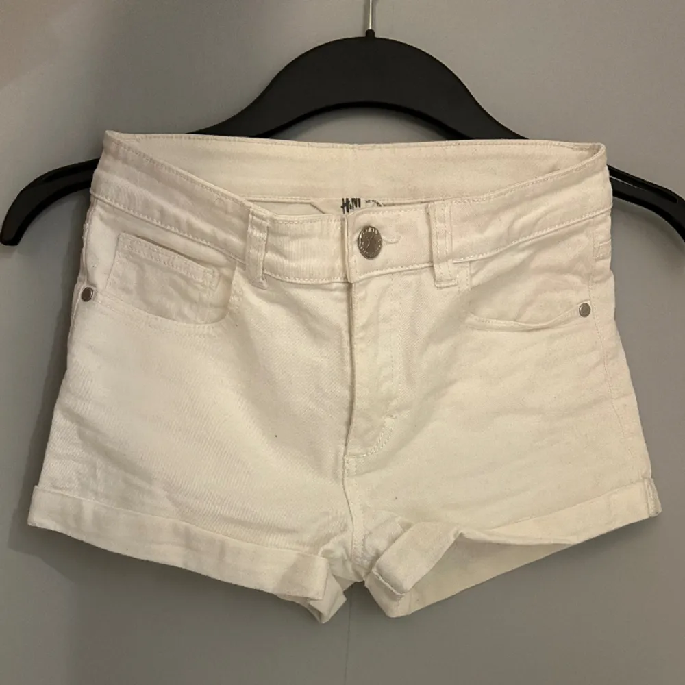 jag säljer ett par vita jeansshorts i nytt skick från H&M i storlek 146.. Shorts.