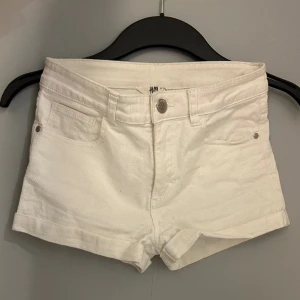 jeansshorts  - jag säljer ett par vita jeansshorts i nytt skick från H&M i storlek 146.