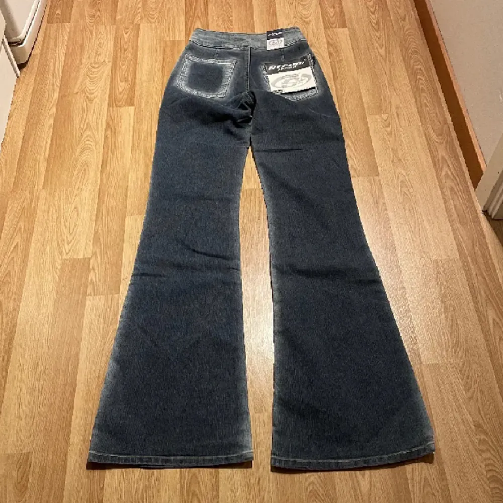 Super coola jeans köpt här på plick, bilderna är från förra ägaren. Lappen ör fortfarande kvar! Innerbenslängd ör 85cm och midjemått 33cm rakt över 💕. Jeans & Byxor.