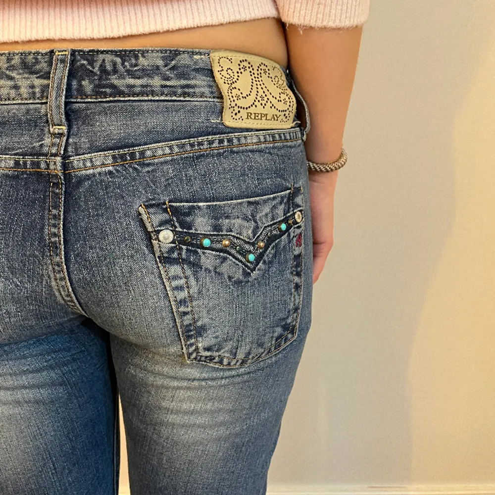 Galet snygga jeans från Replay!🫶🏽 Midjemått(rätt över): 39 Innerbenslängd: 87 Lårmått(rätt över): 24  Köp gärna via köp nu, skriv om ni har några frågor💓. Jeans & Byxor.