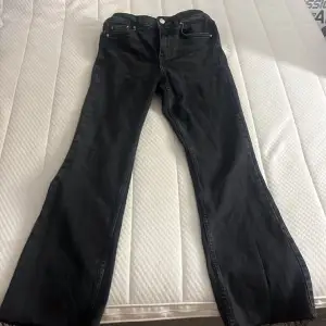 Svarta jeans som är lite Bootcut 