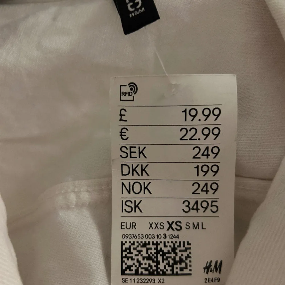 Helt ny vit jeansjacka från H&M, inköpt 2022.  Storlek XS men passar även s/m 😊 . Jackor.