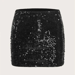 Paljettkjol - Svart kort paljettkjol, kan användas som topp också🤍 använd 1 gång