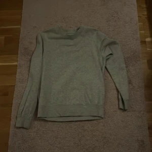 Grå tröja  - Storlek s använd 1 gång köpt på Cubus gör 250 mitt pris 50