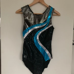 gymnastikdräkt💞 - helt oanvänd fast utan lapp dräkt från tema tetra, kortärmad och alla stenar sitter kvar, storlek s, bra längd men lite större på bredden. Priset kan diskuteras💗