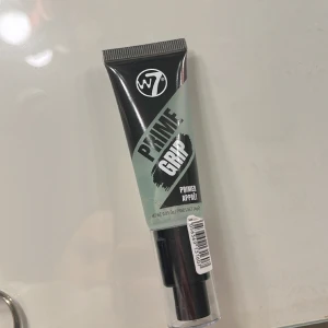 Milk Hydro grip dupe primer ifrån normal - Fick den riktiga milk i julklapp så nu behöver jag inte denhär längre! Orignialpris tror jag är ungefär 65kr men säljer för 45 då den aldrig är andvänd❤️