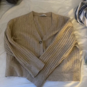 Kofta från zara - Beige kofta från zara, storlek m men passar från xs- m skulle jag säga, Väldigt lätt att styla. 