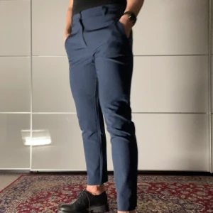 Mörkblå finbyxor Five Units - Älskvärda smickrande finbyxor från Five Units  Byxan är i Stl 29 (jag på bilden bär normalt stl38 i damstorlek) sparsamt använda, i nyskick!!