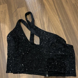 Glittrig fest topp - Jättefin fest topp från bohoo! Använd 1 gång och skulle gissa att storleken är M/L har tyvärr inte kvar lappen!🖤💓 Vill ni ha fler bilder så är de bara och skriva! 