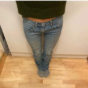 Lågmidjade Levis 505 jeans, innerbenslängden är 79 cm och midjemåttet är 39cm. Dem är lite mer bootcut i verkligheten. Köpte här på plick, bilderna är från förra ägaren💕