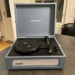 Vinylspelare - 🩵Helt ny, helt oanvänd ”crosley” vinyl spelare i orginalförpackning. Används genom bluetooth.🩵 säljer pga felköp 