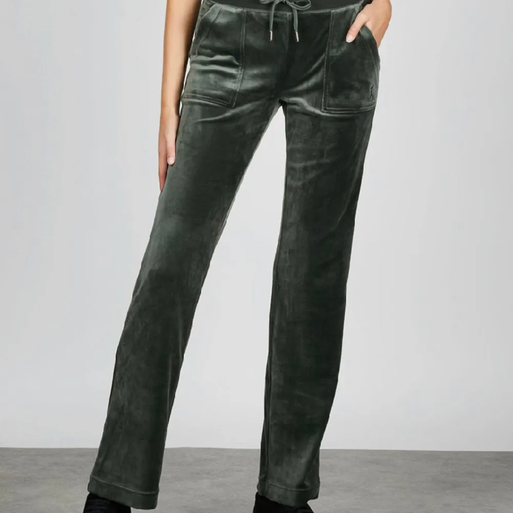 Säljer dessa mörkgröna mjukisbyxor ifrån juicy couture, knappt andvända❣️ skriv om ni vill ha fler bilder eller undrar över något!. Jeans & Byxor.