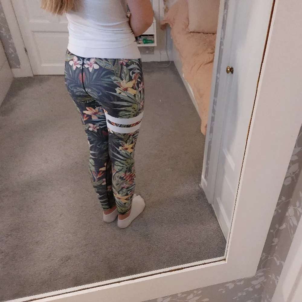 Ett par superfina träningsbyxor från stronger! De är i superfint skick men har tyvvär ett superlitet hål. Det syns inte, titta på bild 3💗 De är i storlek XS och ordinarie pris är 799! Skriv till mig för fler bilder eller vid frågor💗. Farkut & Housut.